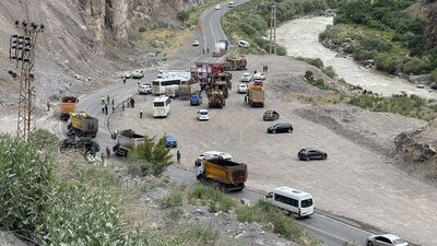 Hakkari’de Askeri Midibüs Devrildi: 12 Asker Yaralandı!