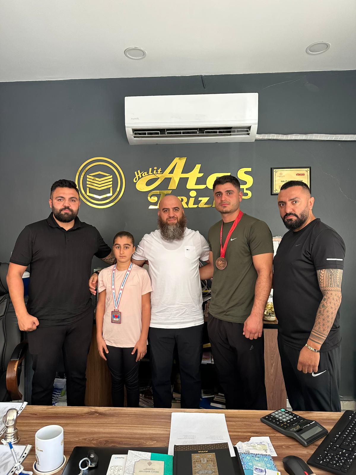 Şampiyon Boksörler Halit Ataş Tarafından Ödüllendirildi!