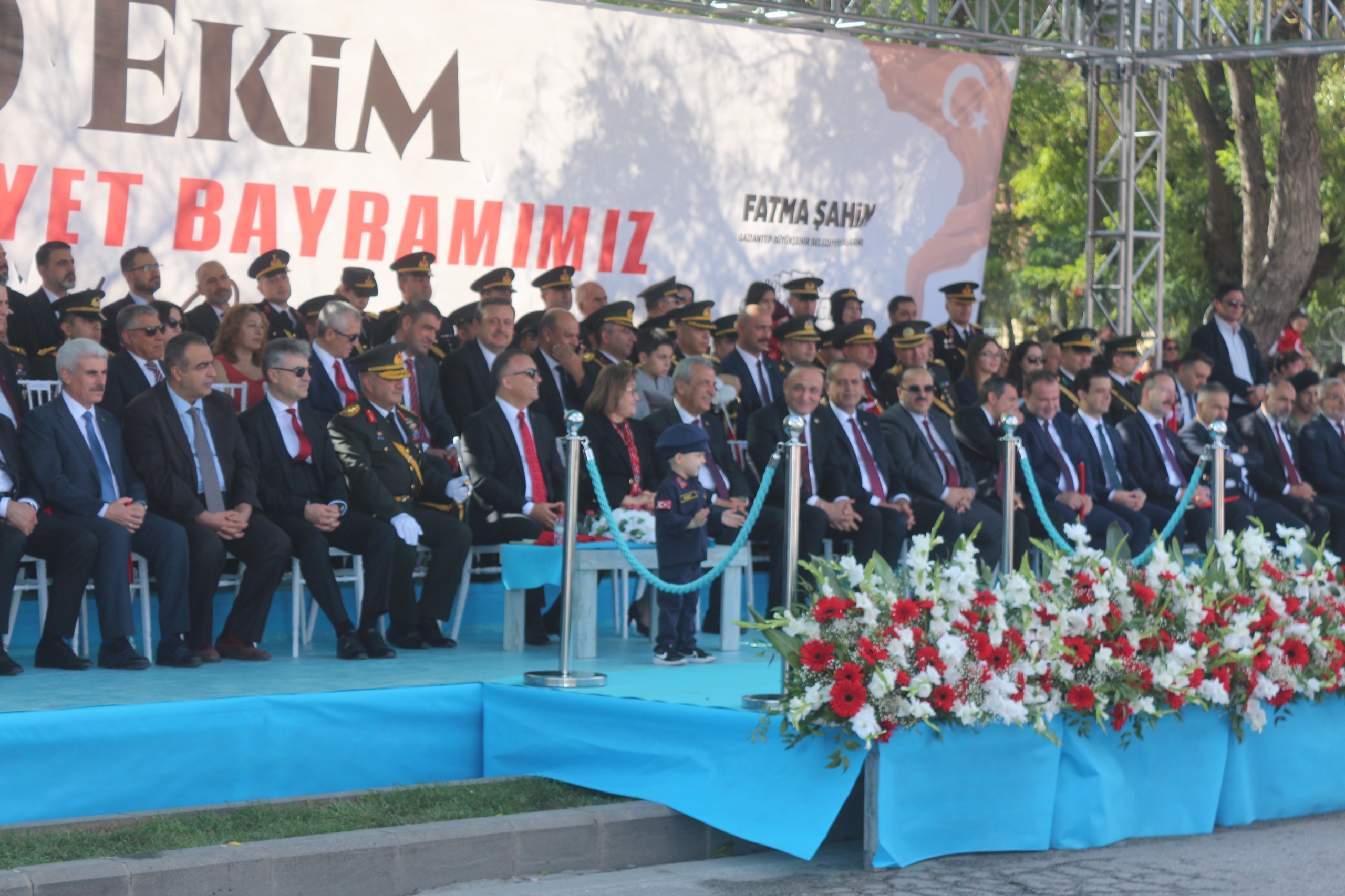 Gaziantep’te Cumhuriyet Coşkusu: İstasyon Meydanı Rengarenk Kutlamalara Sahne Oldu!