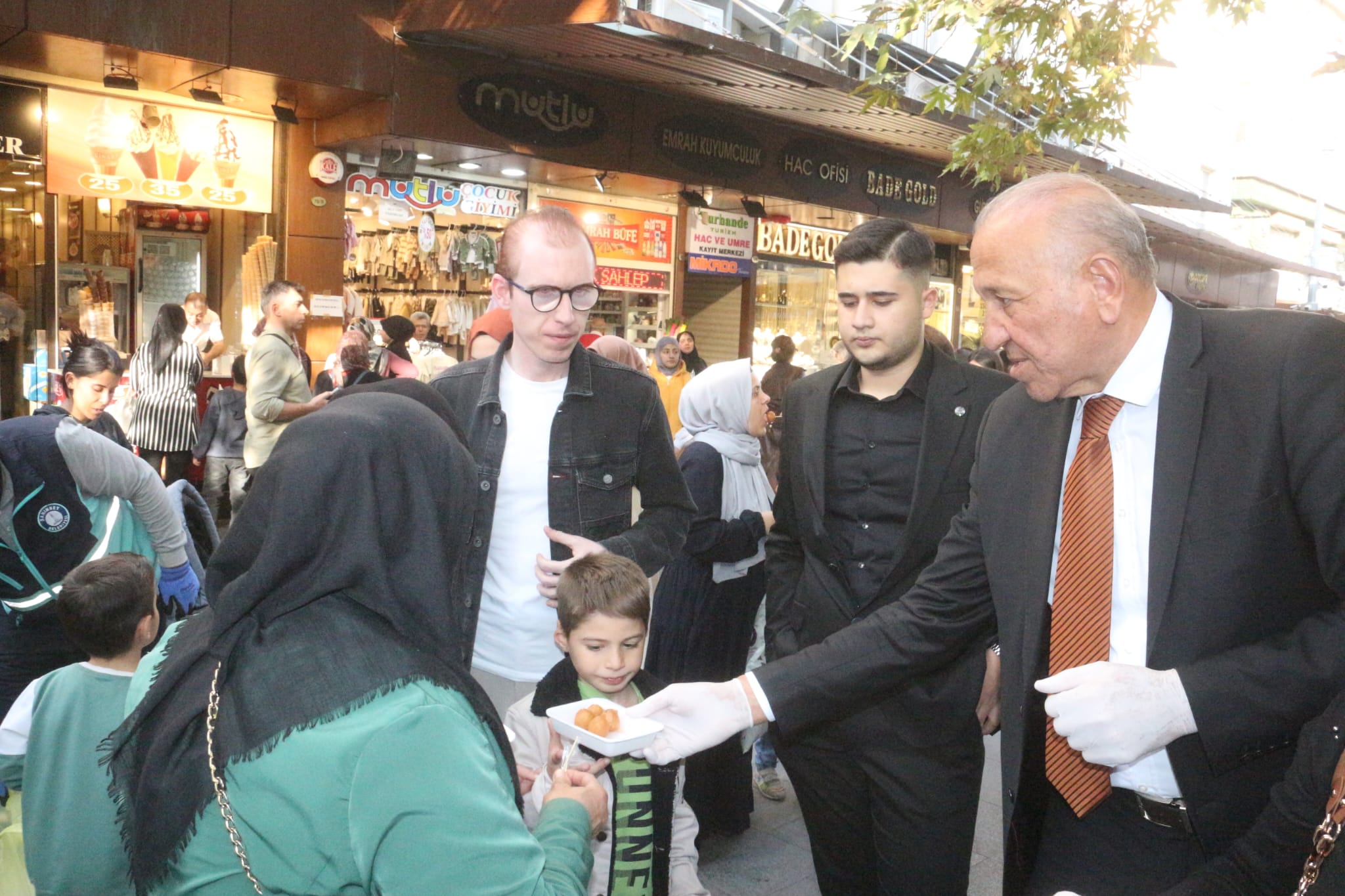 İYİ Parti’den 10 Kasım’da Anlamlı Dokunuş: Alaybey Camii Önünde Tatlı İkramı!!!