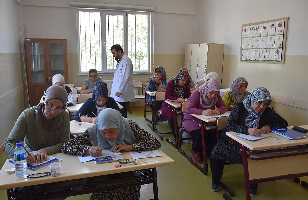ŞAHİNBEY BELEDİYESİ’NİN TESİSLERİNDE KADINLAR OKUMA YAZMA ÖĞRENİYOR!