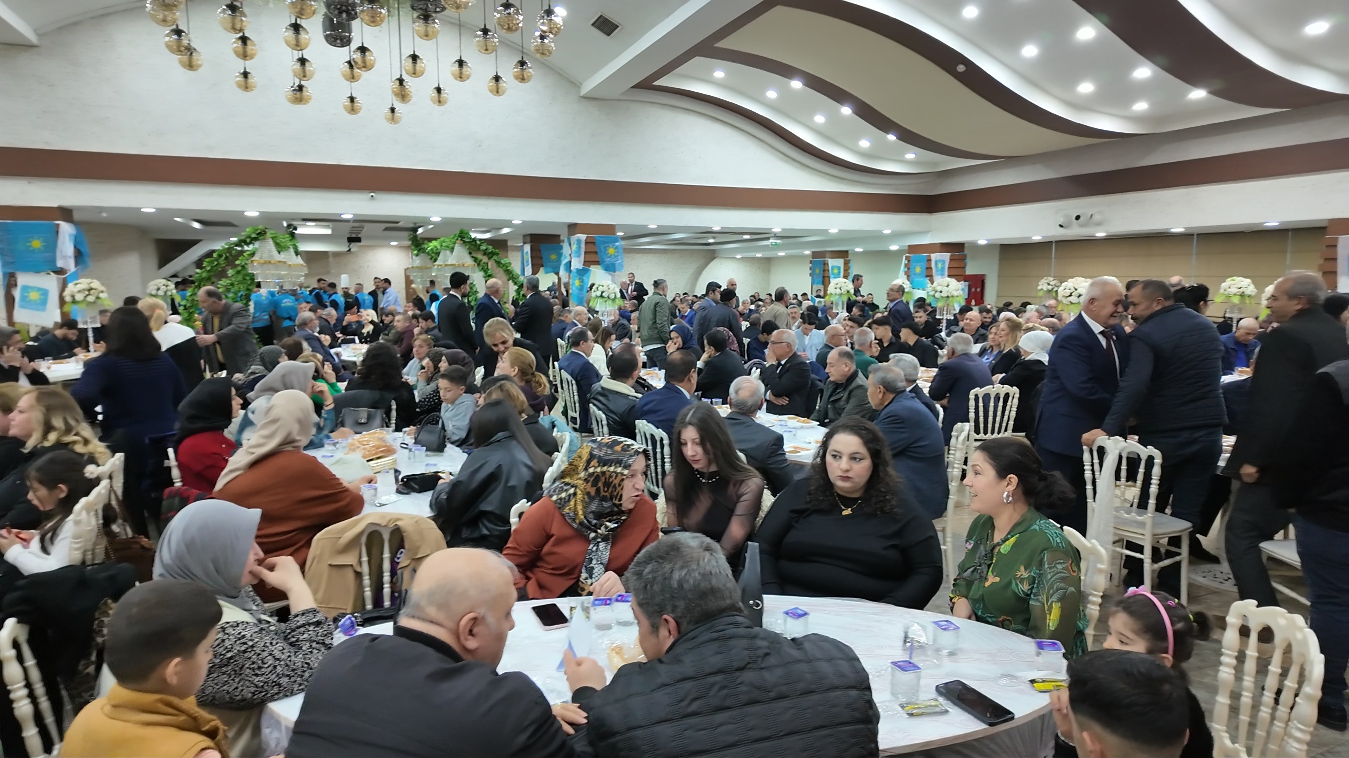 Gaziantep’te İYİ Parti’den Dev İftar Organizasyonu: Katılım Dikkat Çekti!