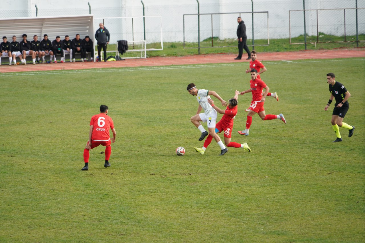 1966 Edremitspor, İzbeton Torbalıspor’u 2-0 Yenerek Sahasında Galip Geldi