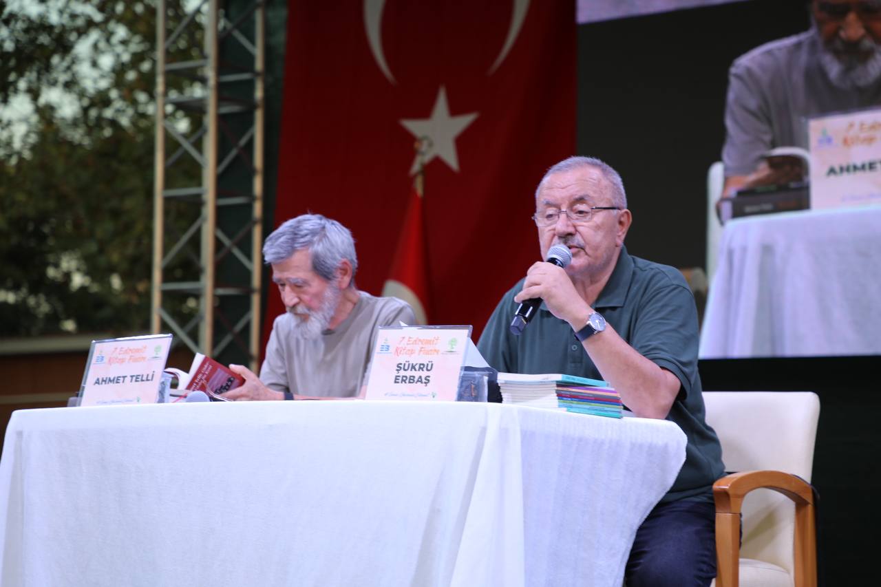 7. Edremit Kitap Fuarı’nda 5. Gün: Şiir, Panel, Türkü ve Müzik Dolu Program
