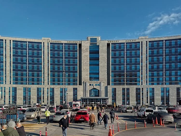 Adalet Sarayı’nda Savcı, Hâkim Eski Eşini Adliyede Vurdu