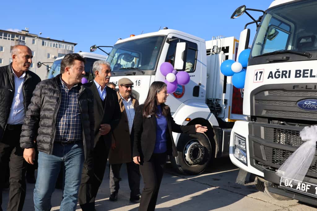 Ağrı Beledi̇yesi̇ Yeni̇ Hi̇zmet Araçlarını Konvoy Geçi̇şi̇yle Halka Tanıttı