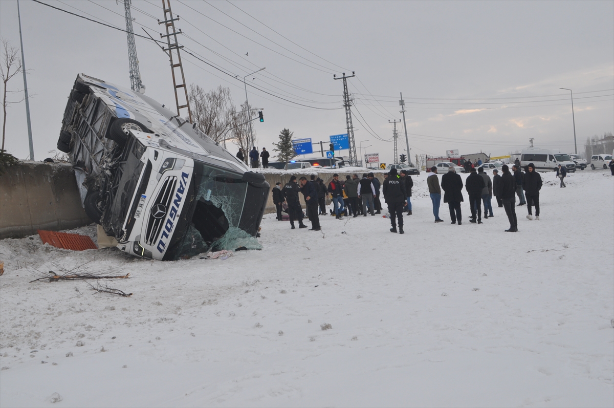 Ağrı’da Yolcu Otobüsü Devrildi: 16 Yaralı