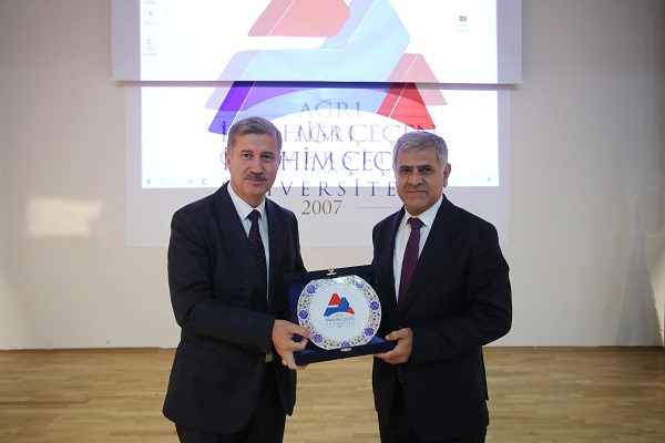 AİÇÜ’de Bilimde Başarının Sırrı Konferansı Düzenlendi