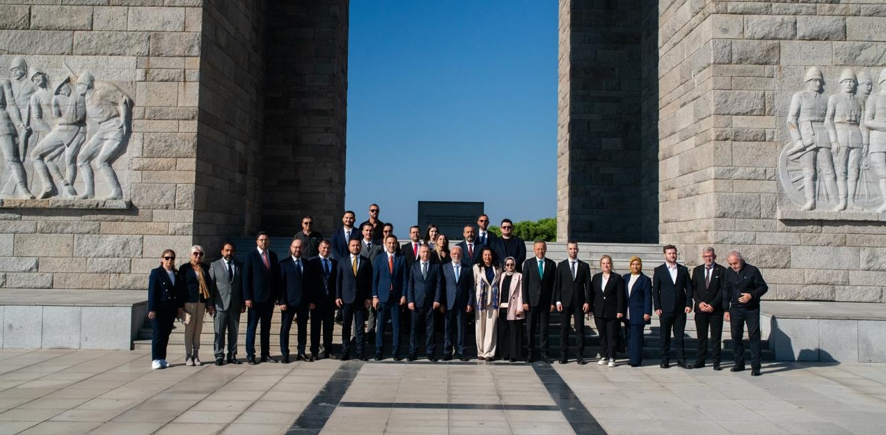 AK Parti Çanakkale’de 12 İlçede Sahaya Çıktı: Mustafa Elitaş’tan Şehitler Abidesi’nde “Terörsüz Türkiye” Mesajı