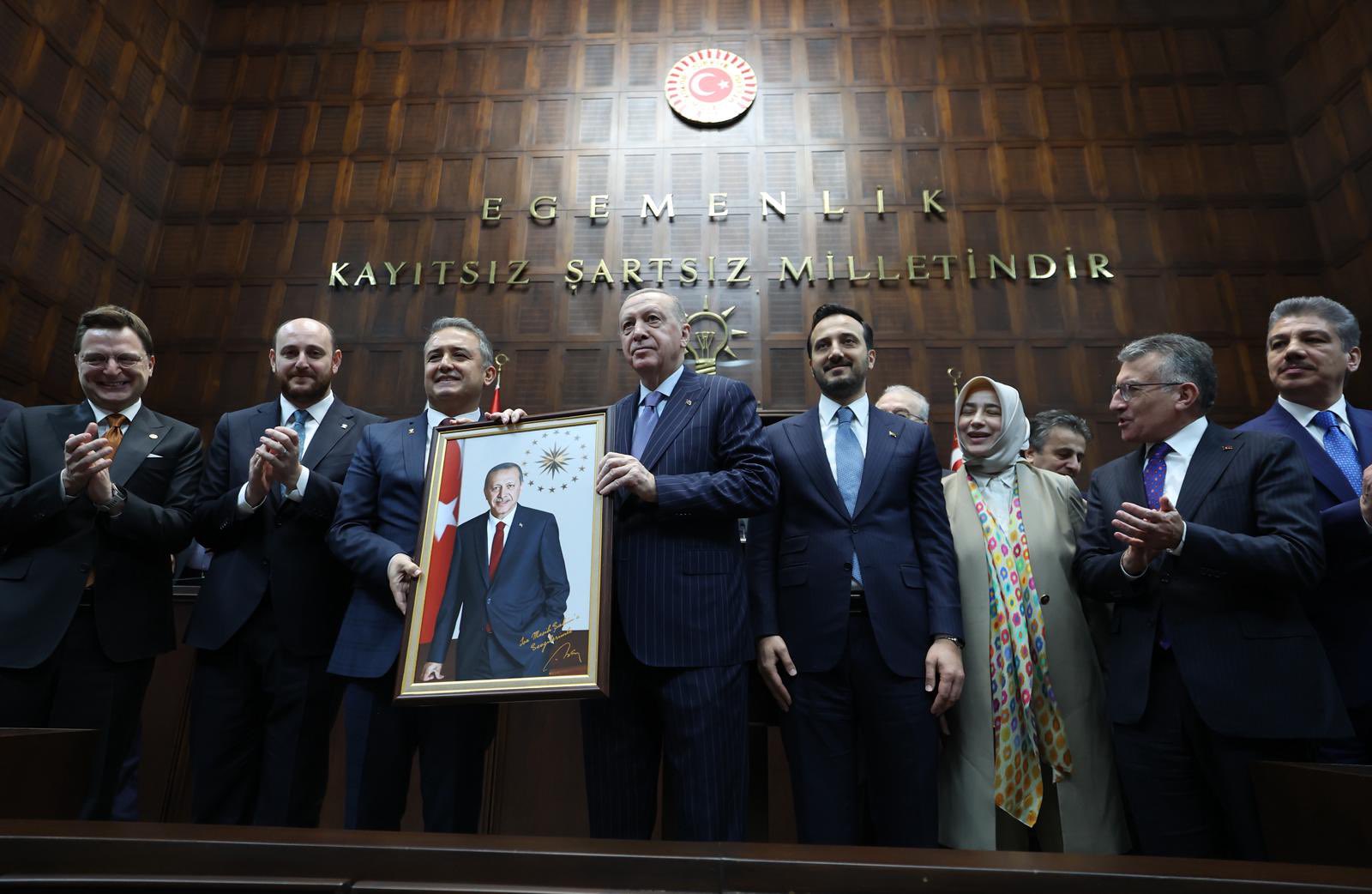 AK Parti Grubu’nda Yeni Katılımlar: 3 Milletvekili Rozetlerini Taktı