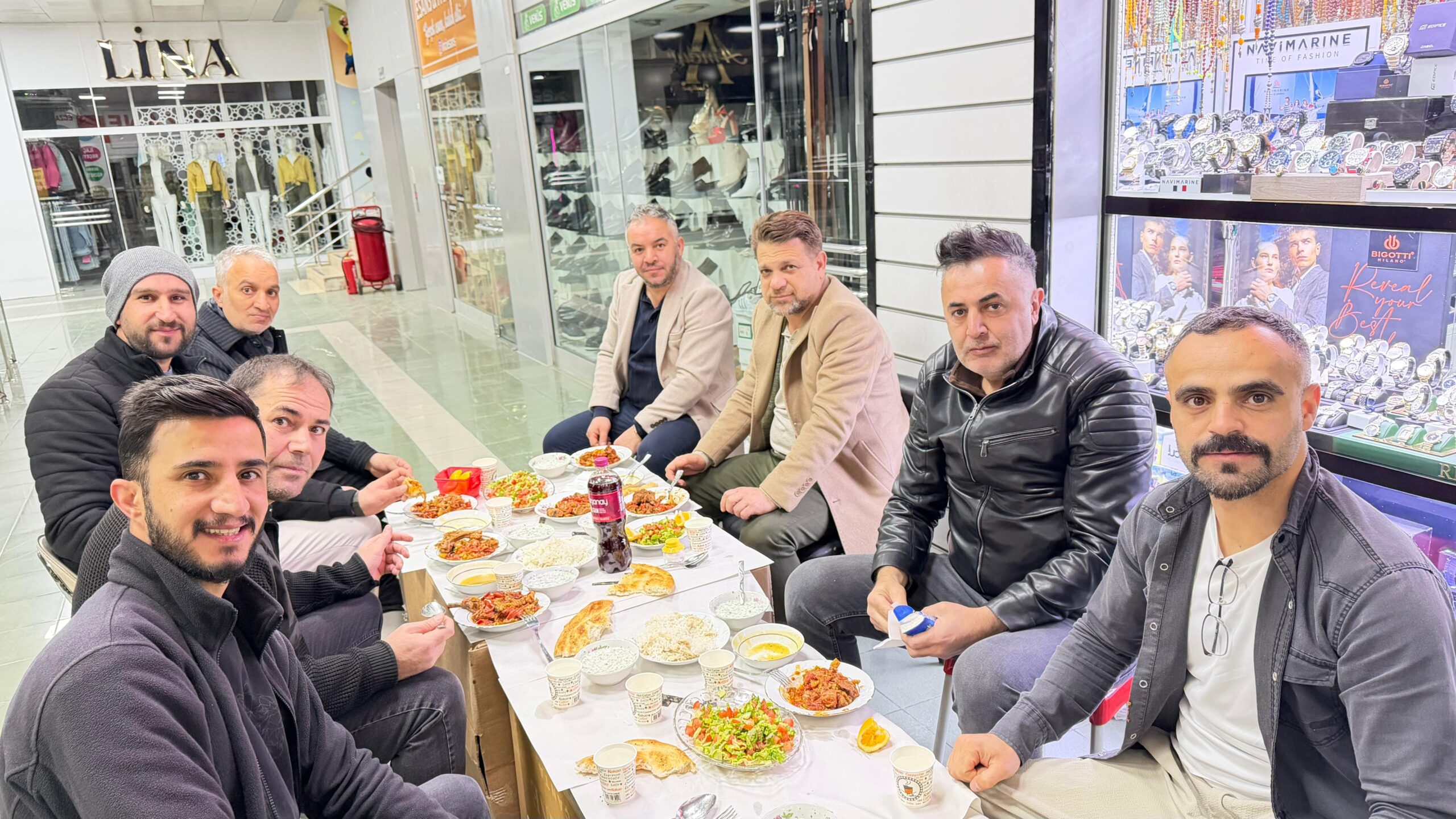 AK Parti İpekyolu İlçe Başkanı Yavuz Kuşan Esnafla İftar Sofrasında Bir Araya Geldi