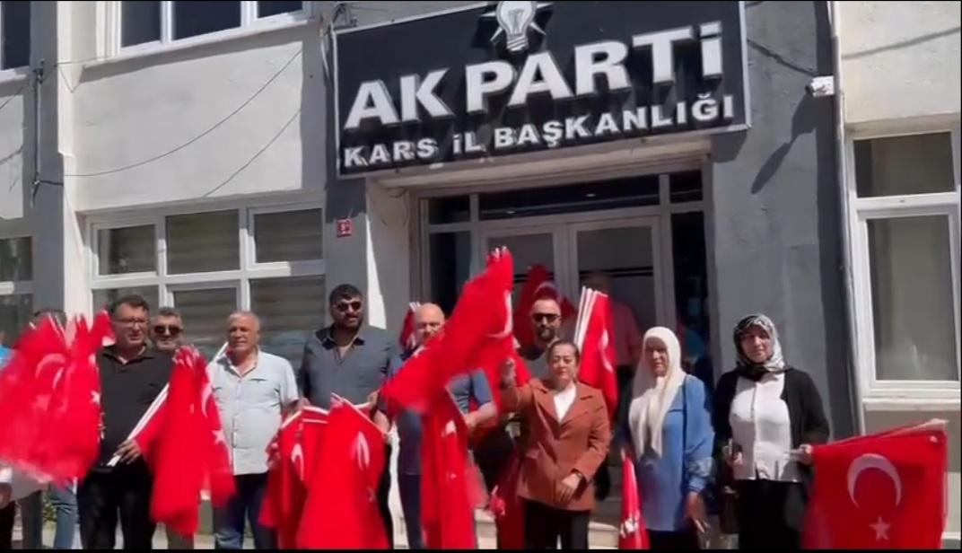 AK Parti Kars İl Teşkilatı’ndan 15 Temmuz’a Özel Bayrak Dağıtımı