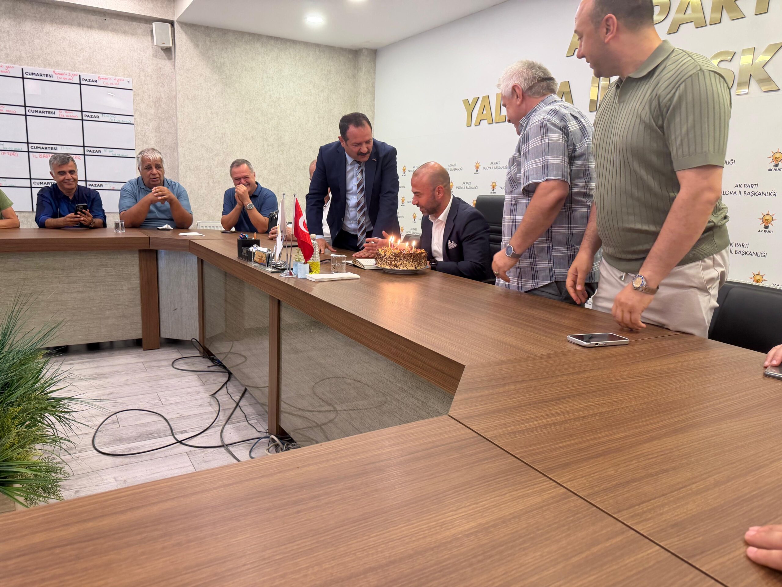 AK Parti Yalova İl Başkanı Umut Güçlü’ye Sürpriz Doğum Günü Kutlaması