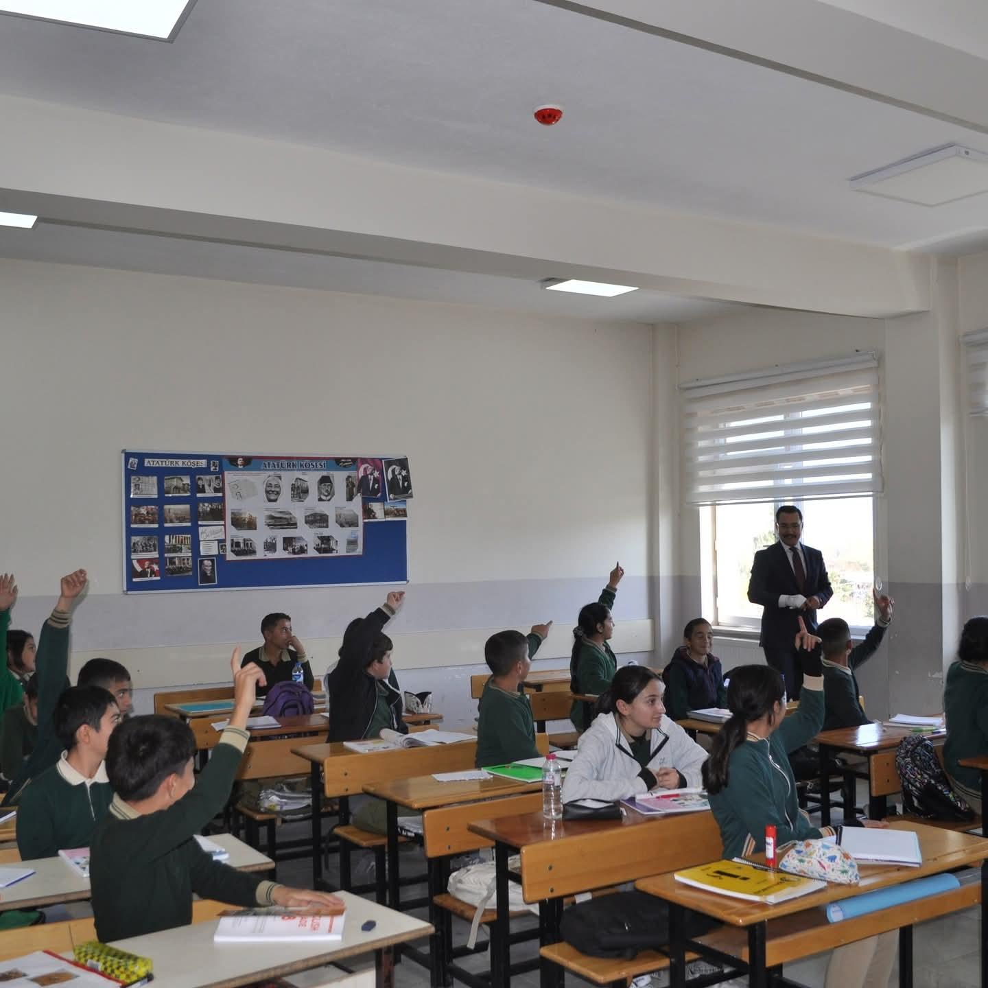 Akyaka Kaymakamı İsmail Demirtaş, 70. Yıl Hüseyin Öztürk İlk ve Ortaokulunu Ziyaret Etti