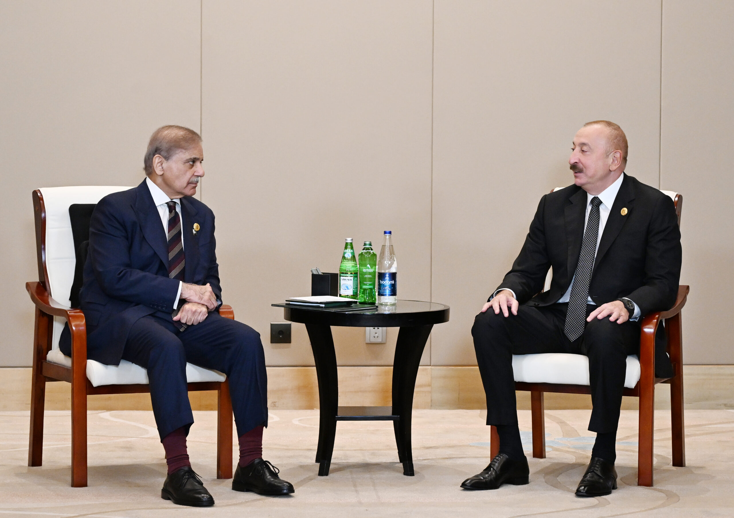 Aliyev ve Şerif, ŞİÖ Zirvesi’nde Görüştü: Kardeşlik ve Dayanışma Vurgusu