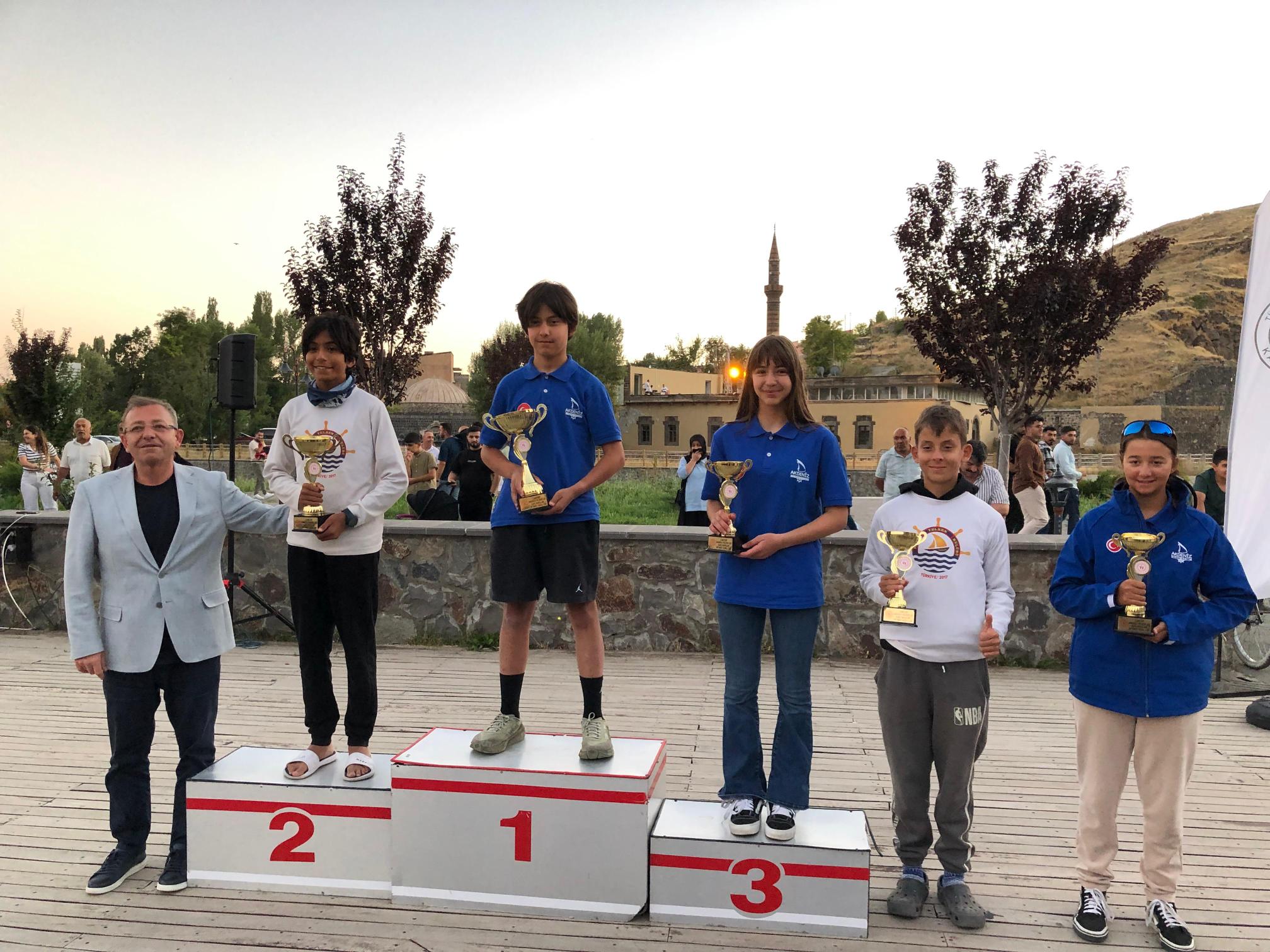 Anadolu Yelken Ligi Kars Optimist Yarışları’nda Dereceye Giren Sporculara Ödülleri verildi