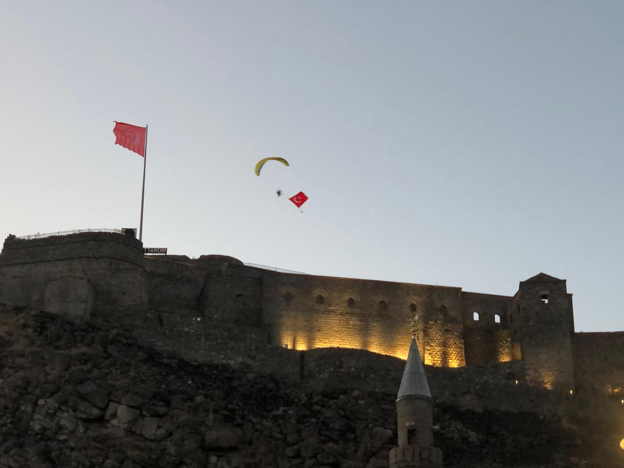 Ani’nin 961. Fetih Yıldönümünde Paramotor Gösterisi Nefes Kesti