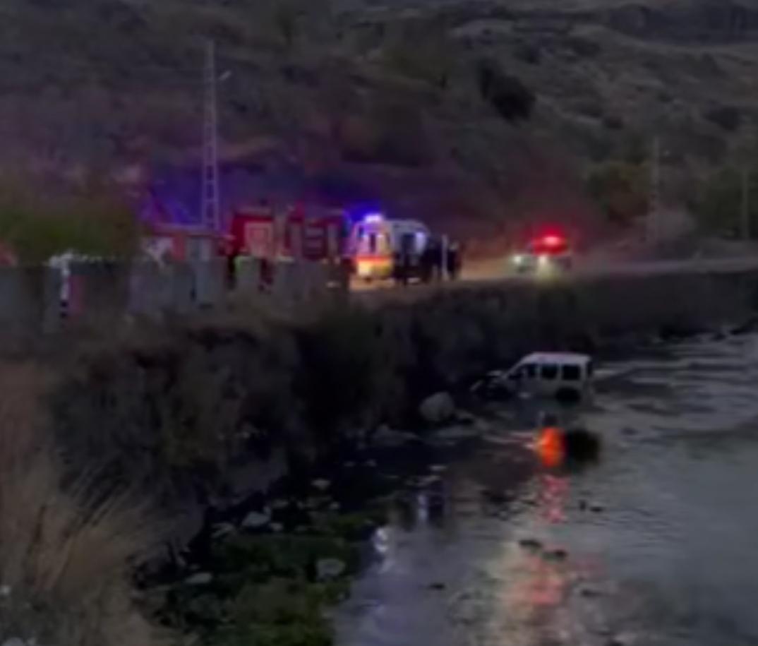 Araç Kars Çayına Düştü: 1 Kişi Yaralandı