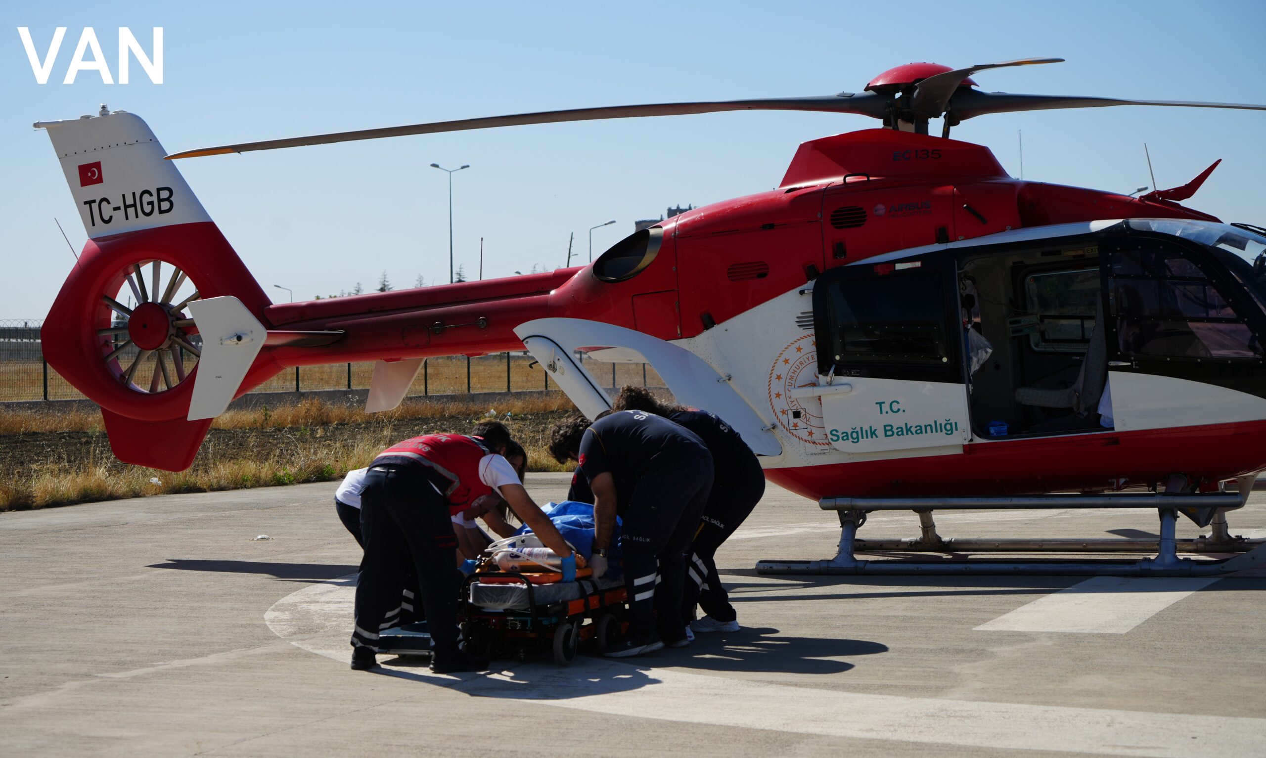 Bahçesaray’da perikardit hastası helikopter ambulansla Van’a sevk edildi