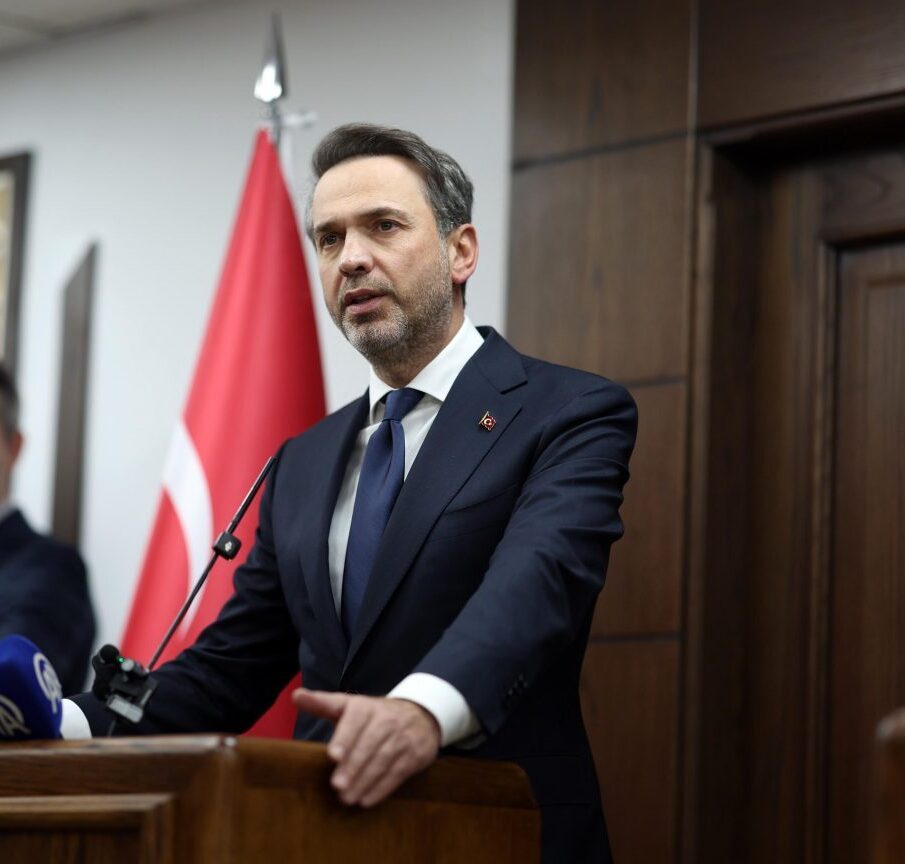 Bakan Bayraktar: Diyarbakır’da 4 Sahada 24 Kaya Petrolü Sondajı Yapılacak