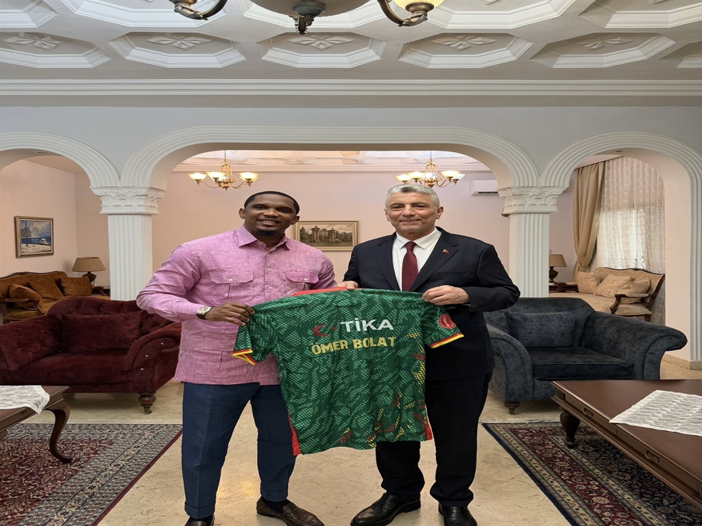 Bakan Bolat, Kamerun’da Efsane Futbolcu Samuel Eto’o ile Buluştu