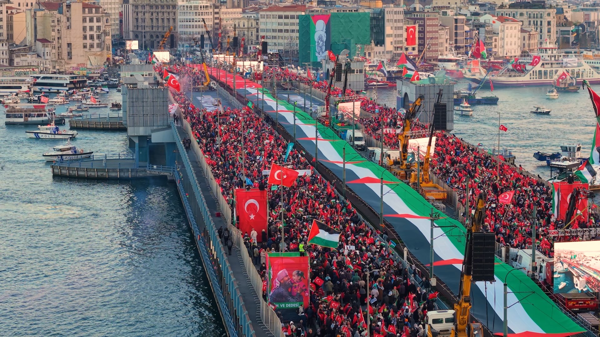 Bakan Bolat’tan Galata Köprüsü’nde Filistin Mesajı: “İsrail Tarihe Lanetlenen Bir Ülke Olarak Geçti”