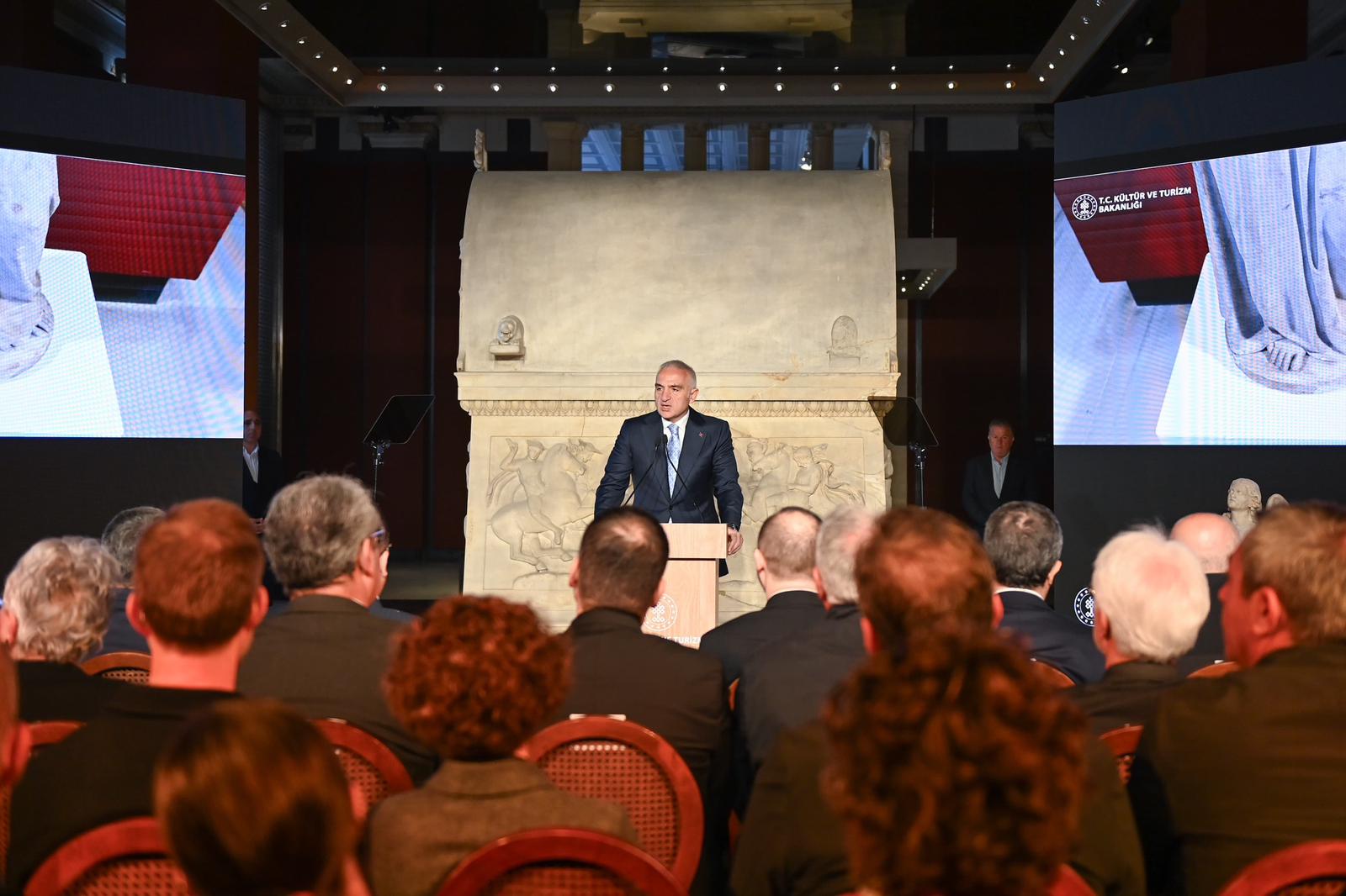 Bakan Ersoy Çalınan “Melek Heykeli”ni Fener Rum Patrikhanesi’ne Teslim Etti