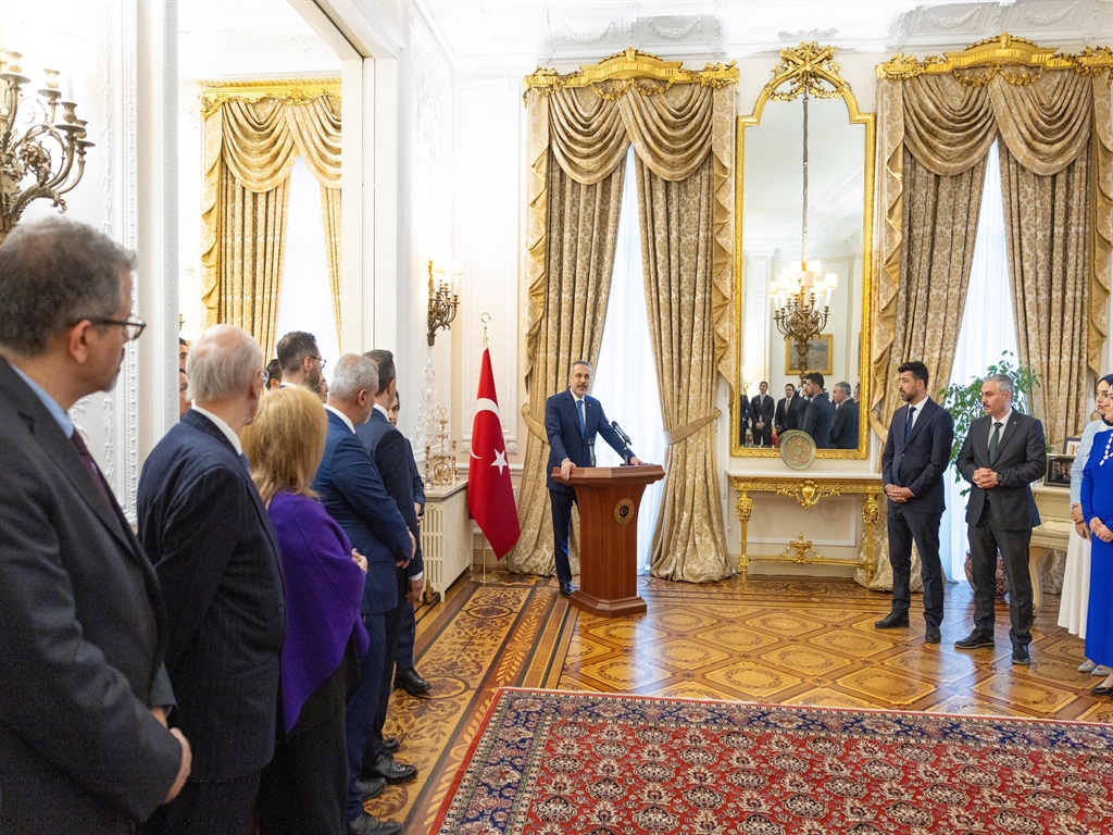 Bakan Fidan Londra’da Türk İş İnsanlarıyla Buluştu