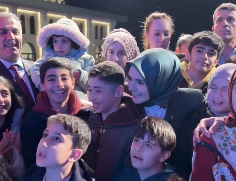 Bakan Göktaş, Çocuklarla Birlikte İlahiye Eşlik Etti