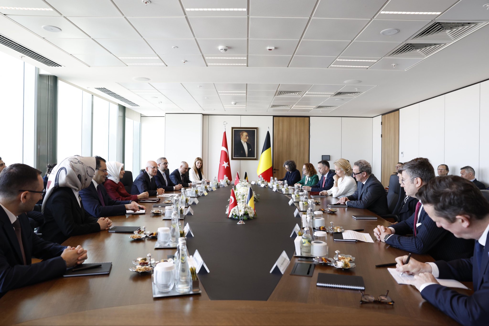 Bakan Göktaş ve Bakan Şimşek, Belçika Kraliçesi Mathilde ile Bir Araya Geldi