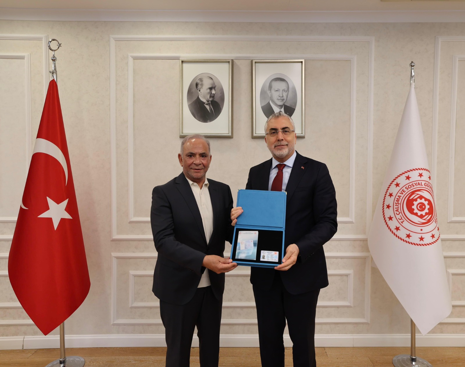 Bakan Işıkhan Girişimci Baqir Ali Sheikh’e Turkuaz Kart Takdim Etti