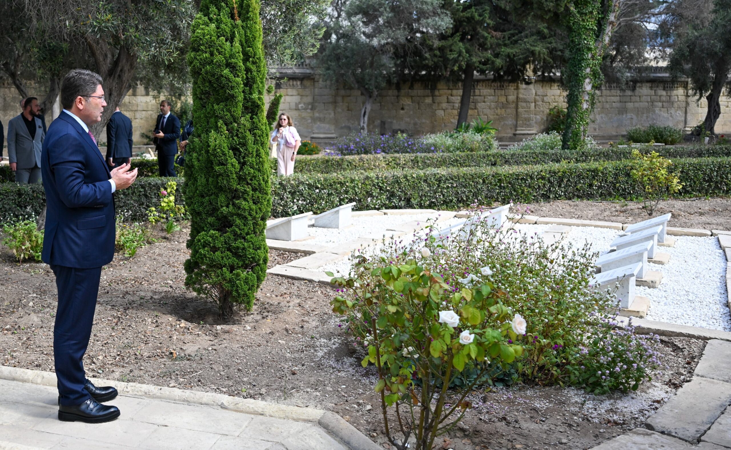 Bakan Tunç, Malta’daki Türk Şehitliği’ni Ziyaret Etti