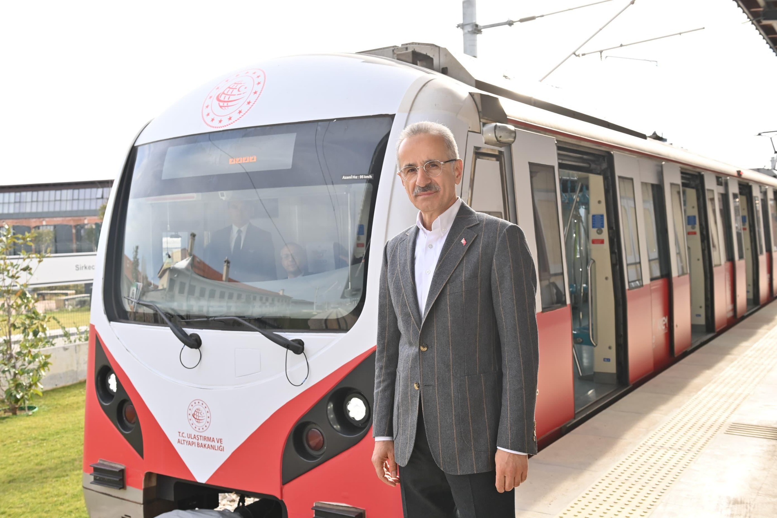 Bakan Uraloğlu Duyurdu: 15 Temmuz’da Kent İçi Raylı Sistemler Ücretsiz Hizmet Verecek