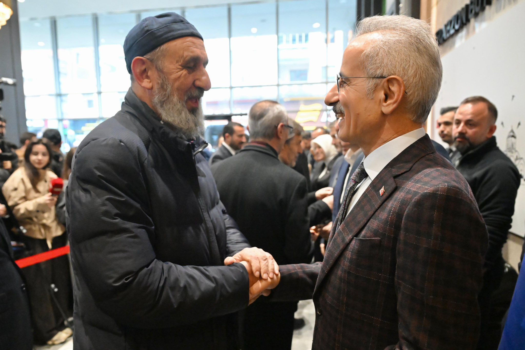 Bakan Uraloğlu Trabzon’da Bayramlaşma Törenine Katıldı: “Türkiye Bir Güven Adasıdır”