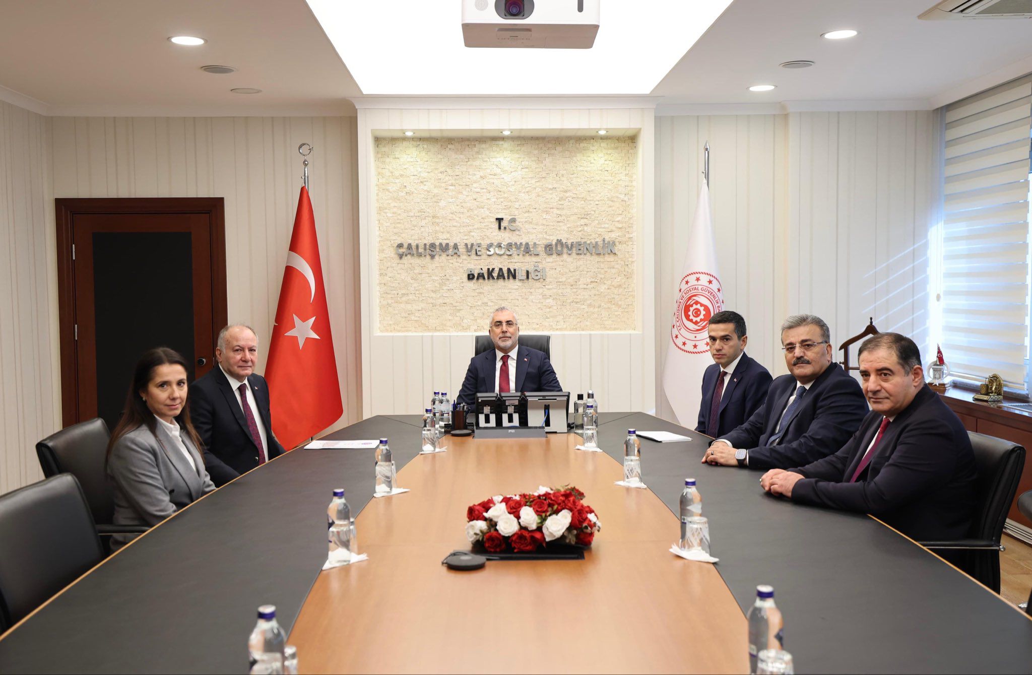 Bakan Vedat Işıkhan: Asgari Ücret Sürecinde Sosyal Diyalog Önceliğimiz