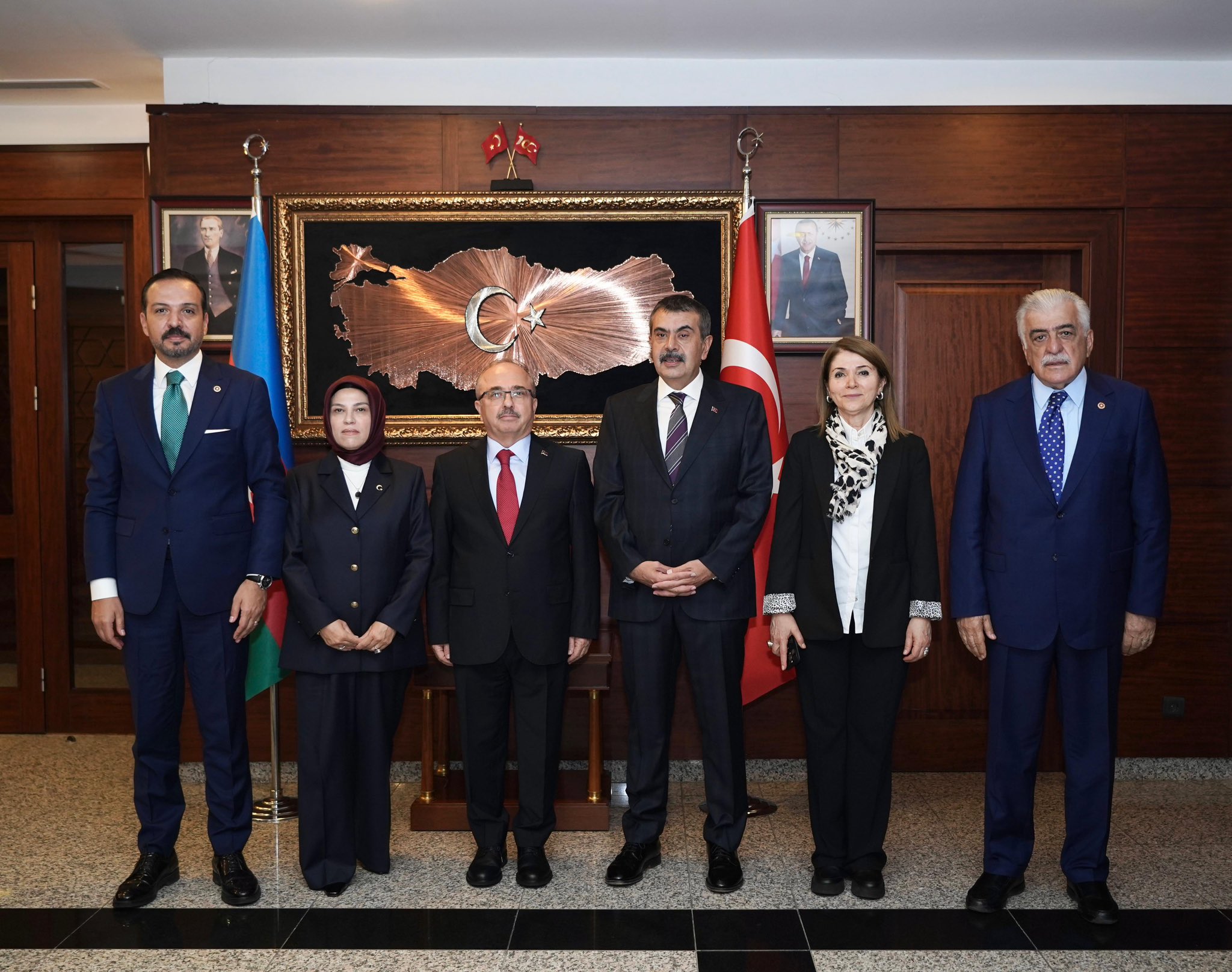 Bakan Yusuf Tekin Azerbaycan’da Türkiye’nin Bakü Büyükelçiliğini Ziyaret Etti