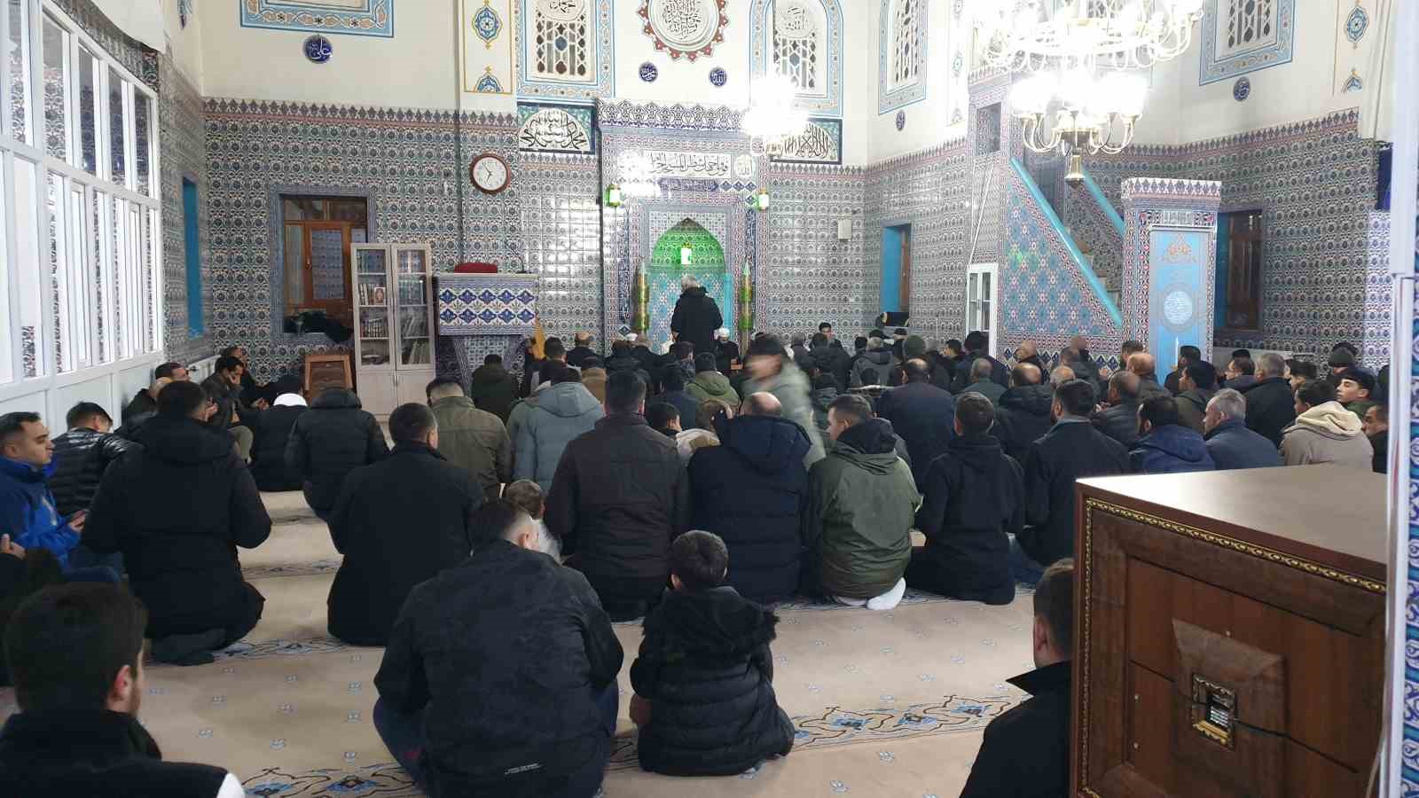 Başkale’de Berat Kandili Coşkusu: Vatandaşlar Camilere Akın Etti