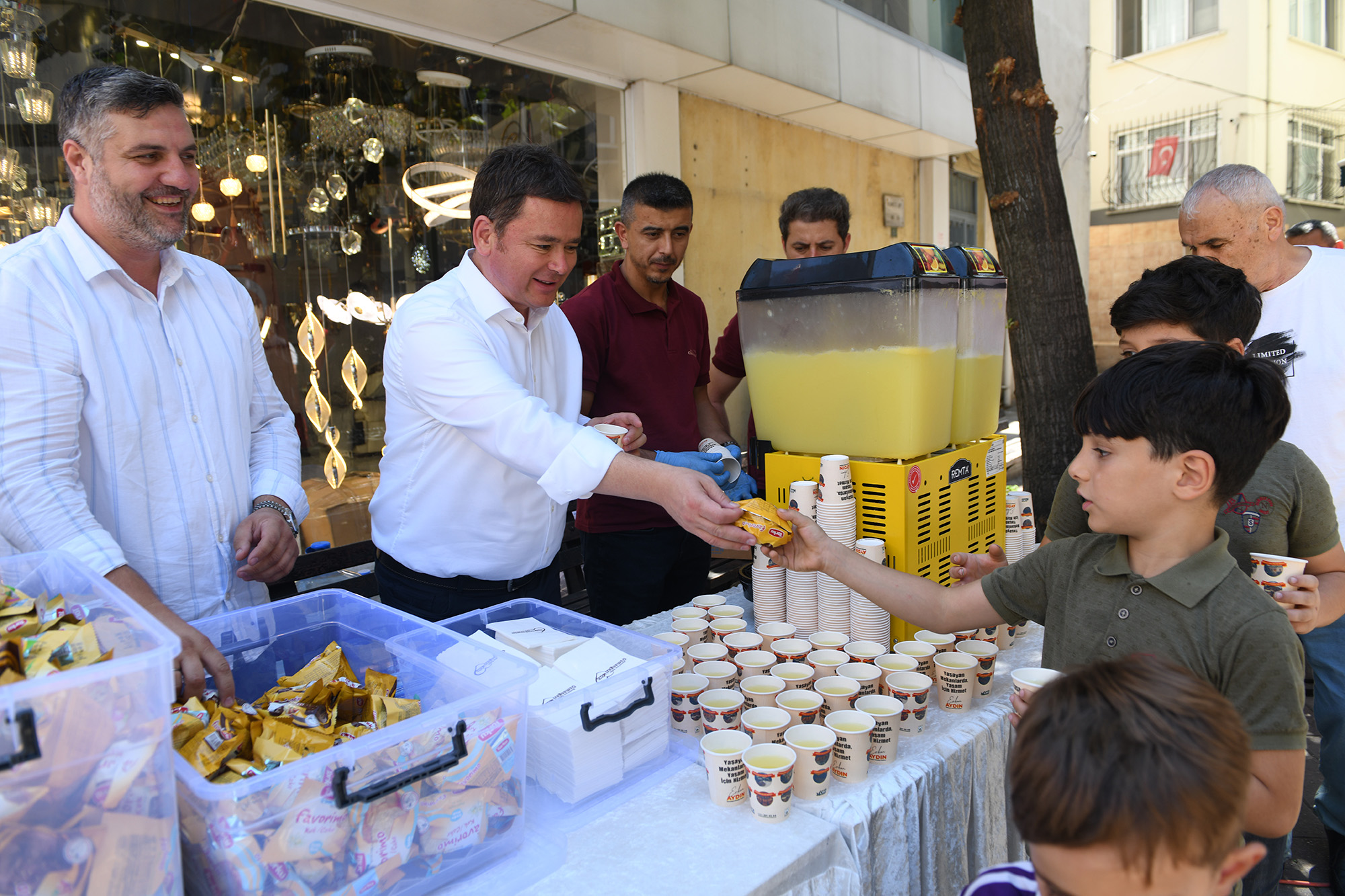 Başkan Aydın, Mahalle Ziyaretleriyle Vatandaş ve Esnafın Yanında