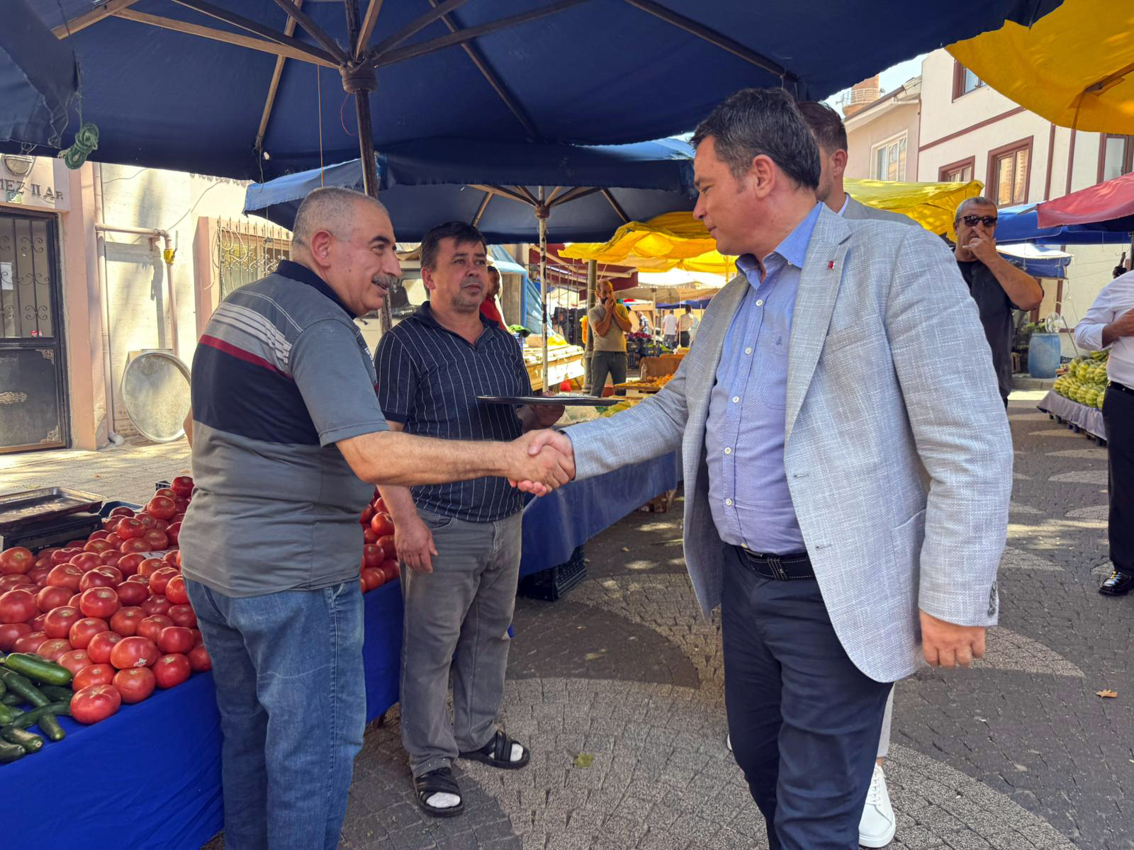 Başkan Erkan Aydın Muradiye Pazarı’nda Esnaf ve Vatandaşla Buluştu