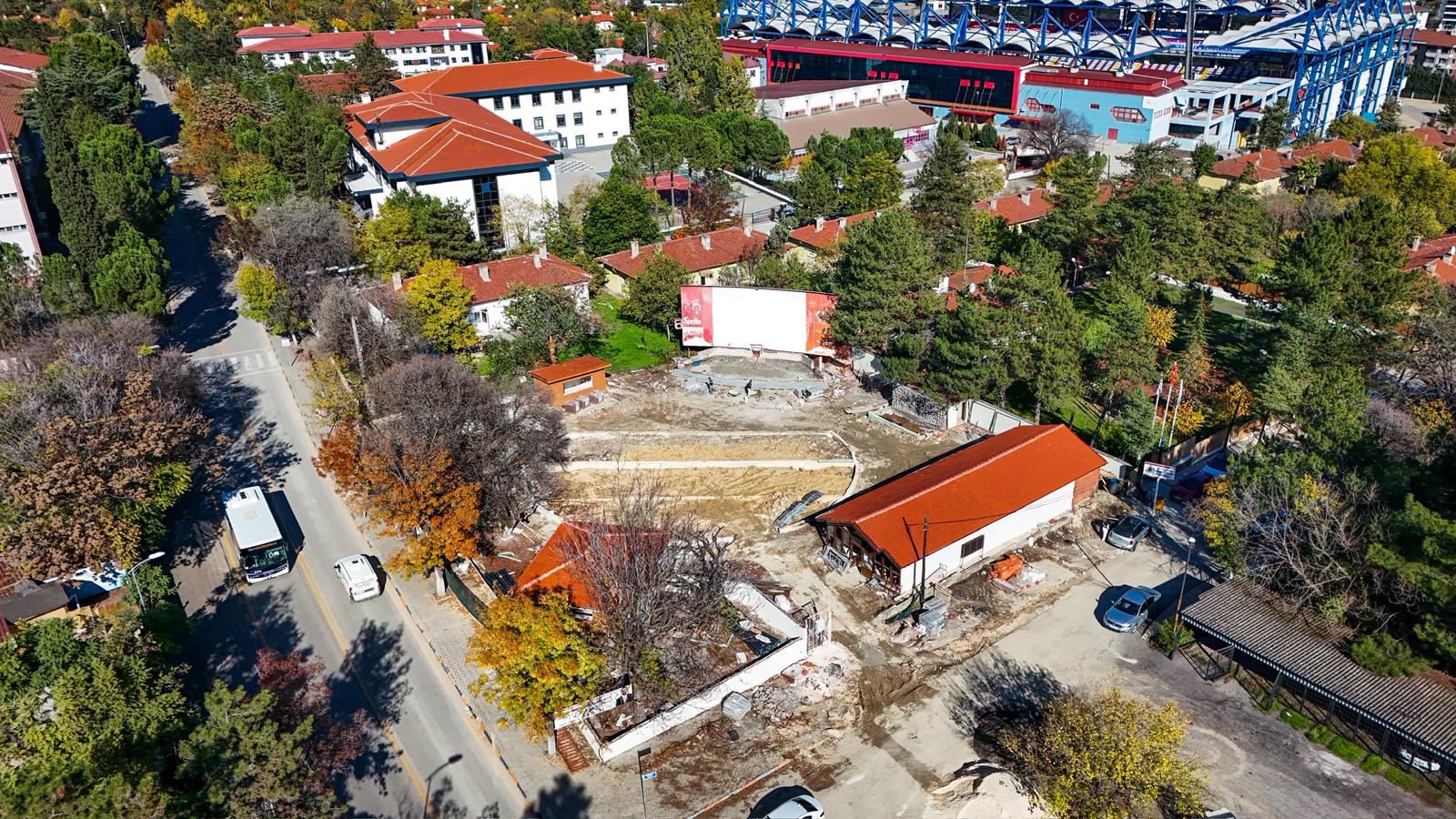 Başkan Özkan Çetinkaya, Yenişehir Açık Hava Sineması’ndaki Çalışmaları İnceledi