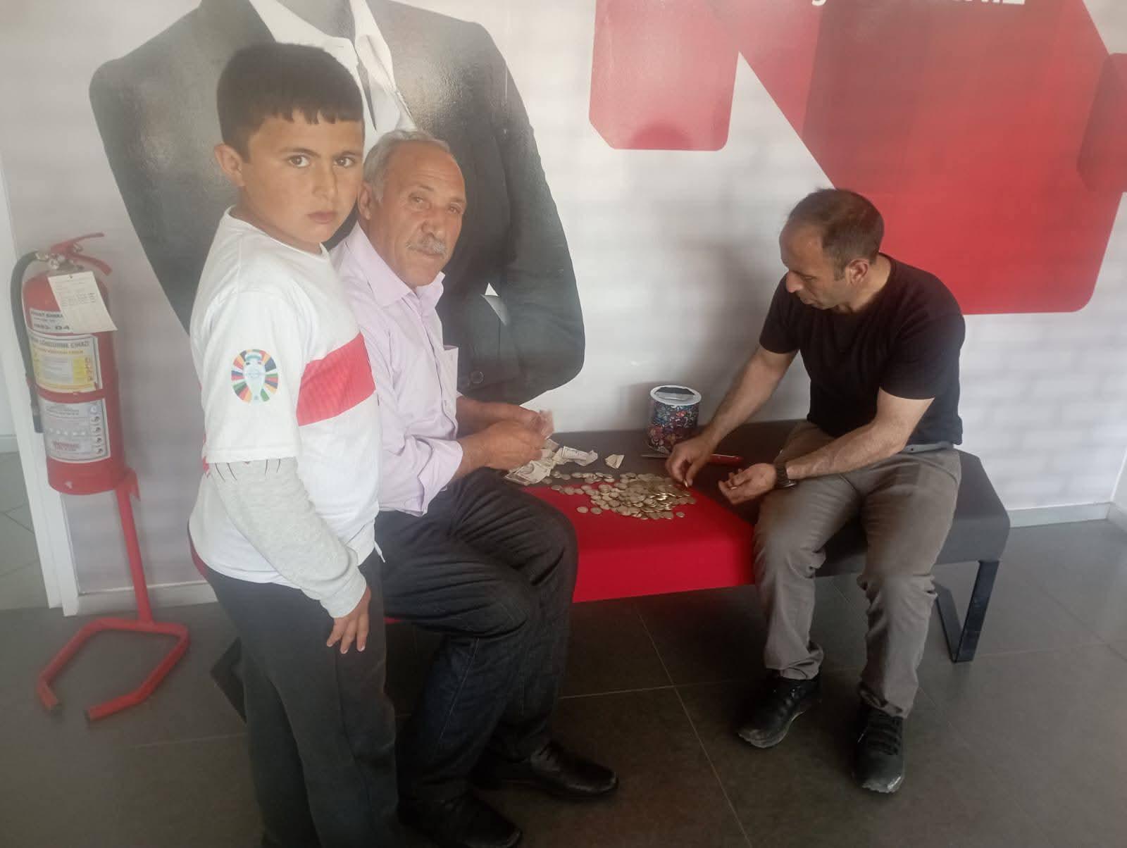 Batıkan Gelekçi’den Örnek Yardımseverlik! Yaşı Küçük Yüreği Kocaman…