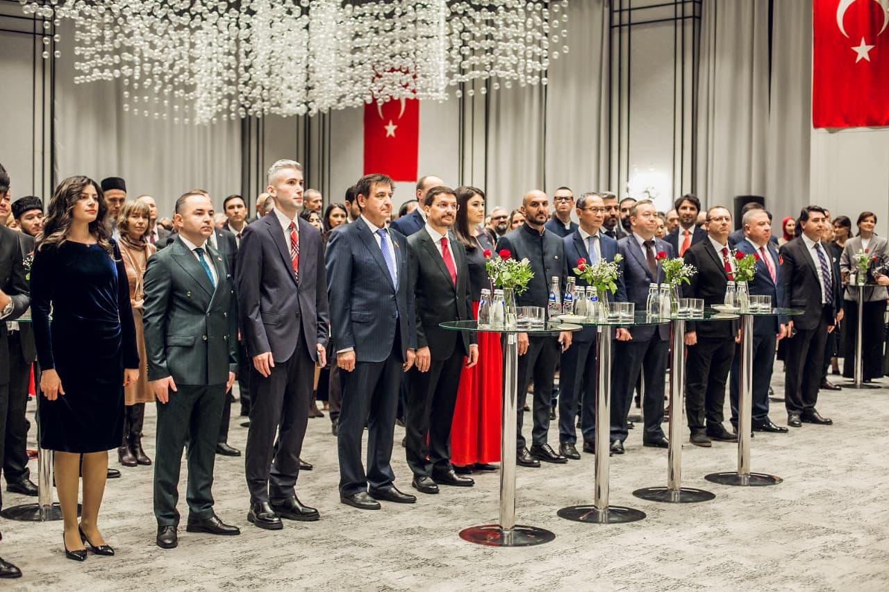 Bayraktar’dan Dikkat Çeken Köşe Yazısı: “Devlet Temsilinin Zarafeti”