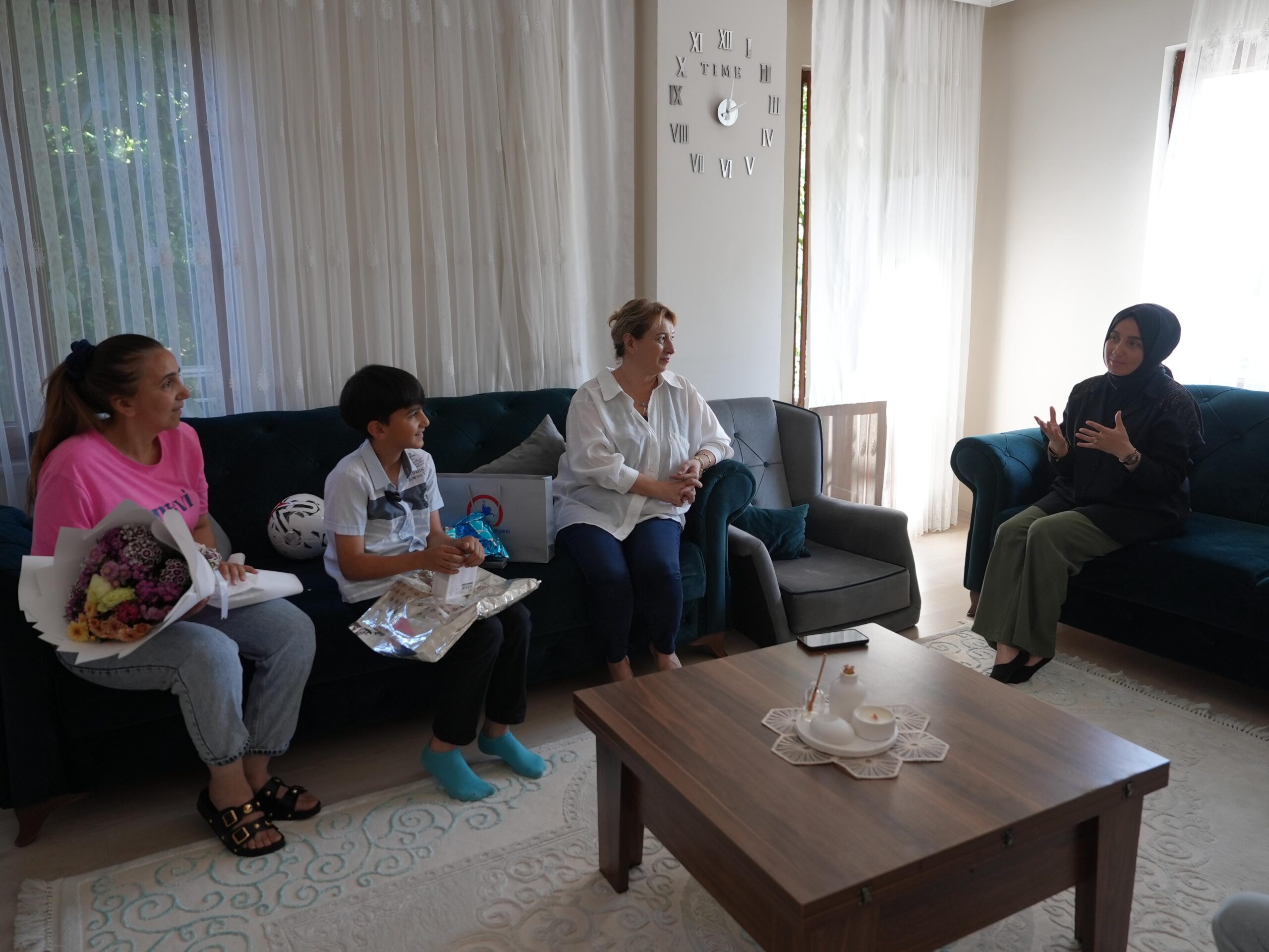 Bayramın En Güzel Gesti: 11 Yaşındaki Mustafa’dan Belediye İşçilerine Kolonya ve Şeker İkramı