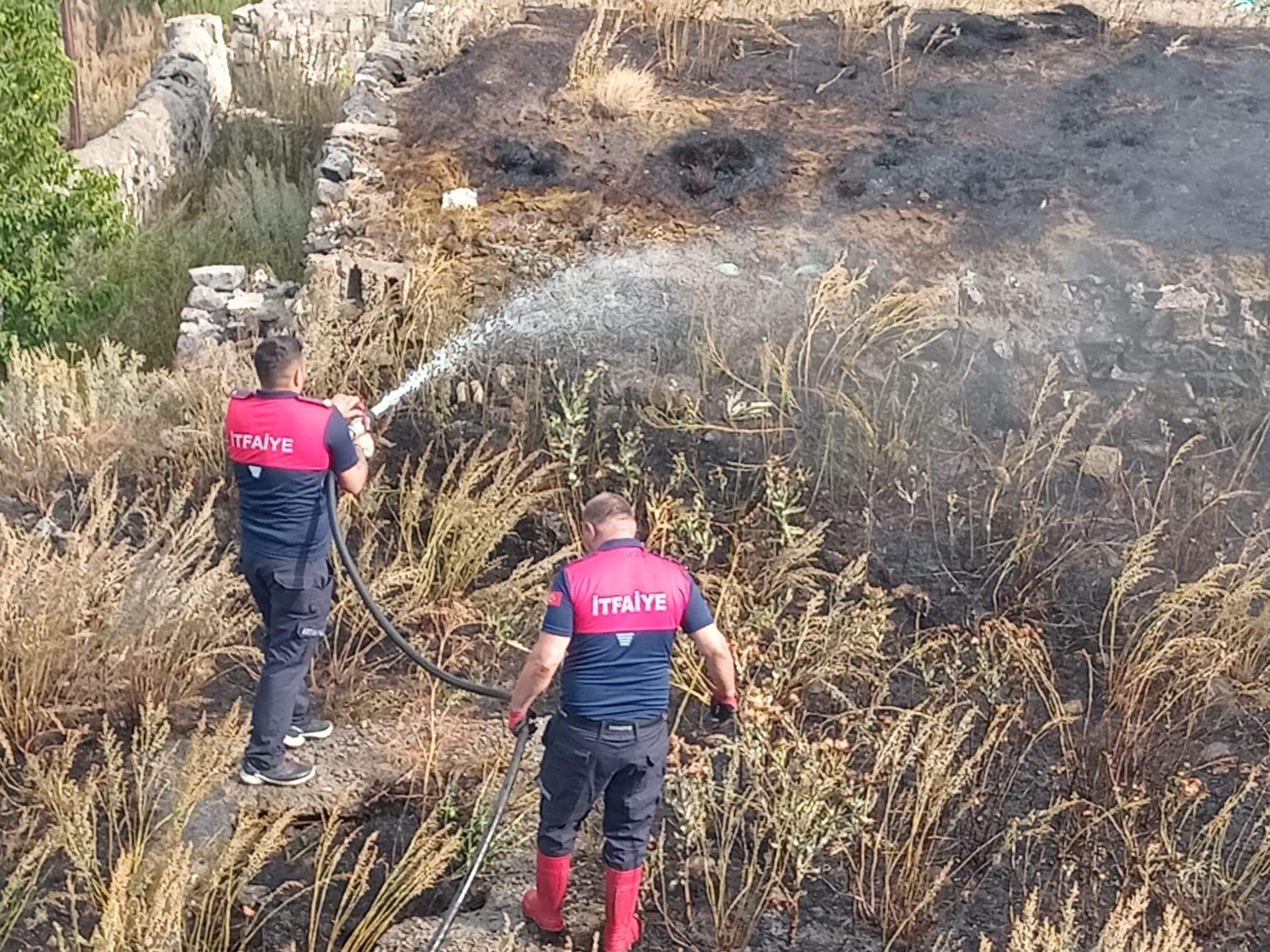 Bayrampaşa TOKİ Bölgesinde Örtü ve Anız Yangını Kısa Sürede Söndürüldü