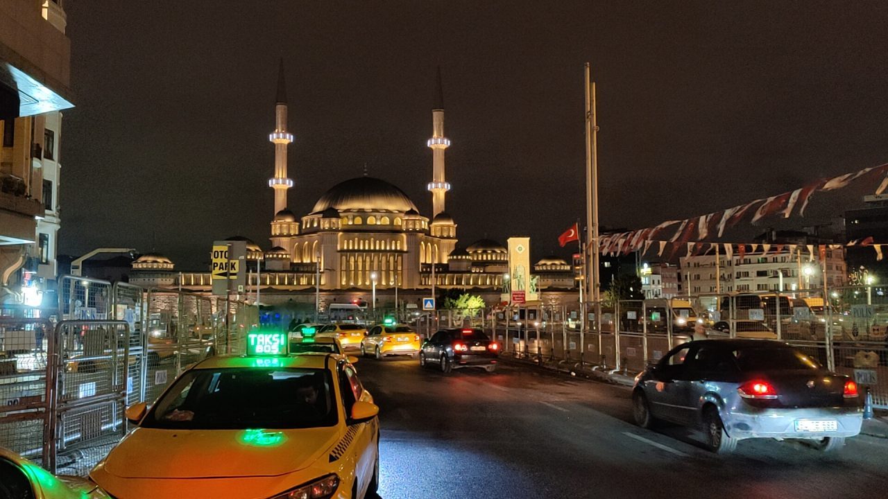 Beyoğlu’nda 1 Günlük Gösteri ve Yürüyüş Yasağı: Taksim ve Çevresi Bariyerle Kapatılacak
