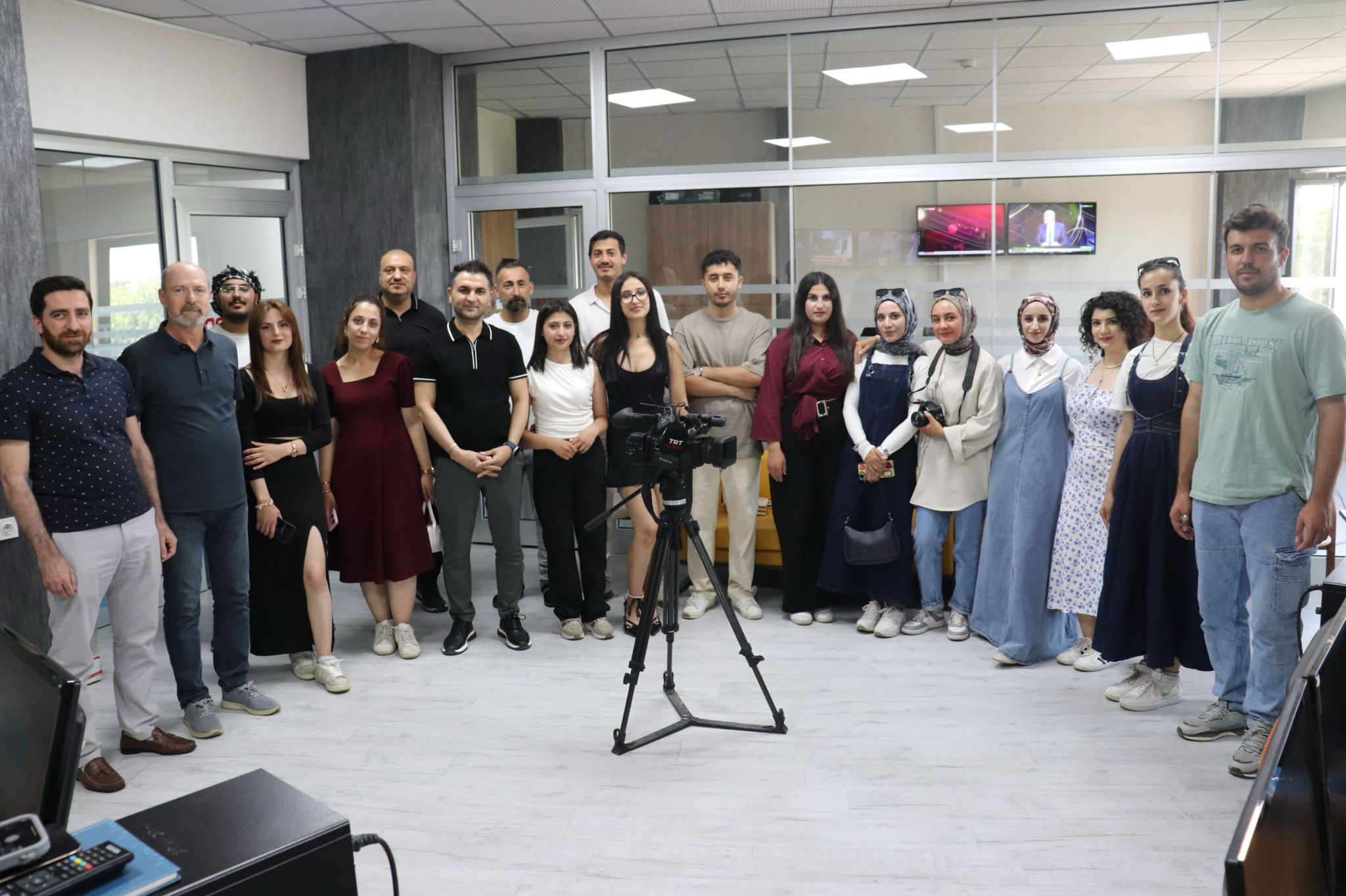 Bitlis Eren Üniversitesi Öğrencilerinden TRT Diyarbakır Bölge Müdürlüğüne Ziyaret