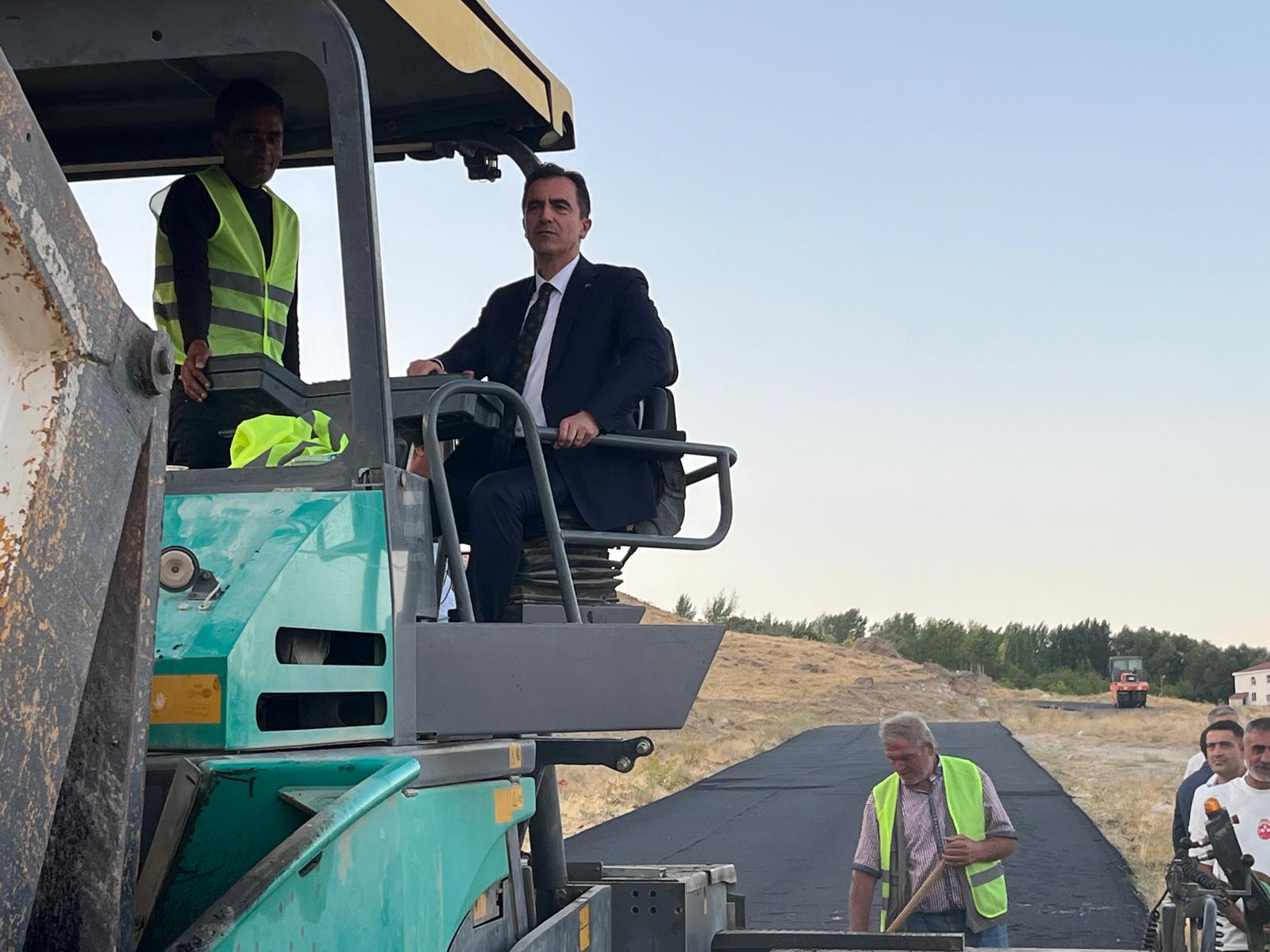 Bitlis Valisi Ahmet Karakaya, Adilcevaz’daki Asfalt Çalışmalarını İnceledi