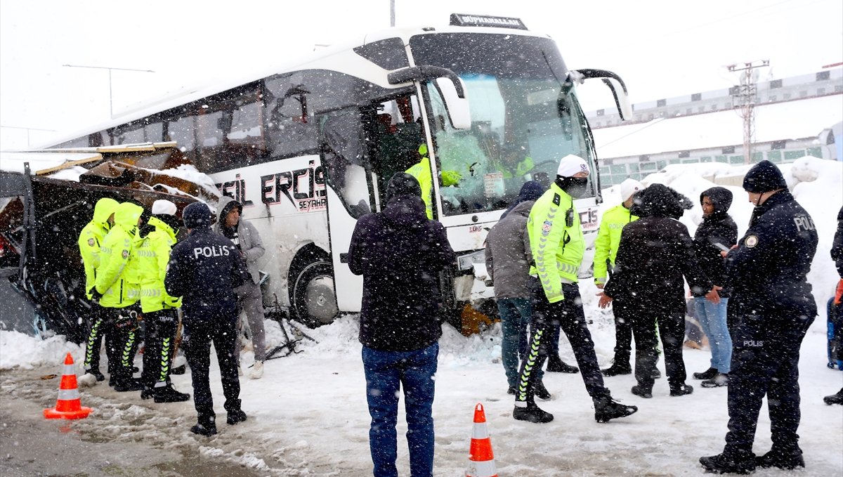 Bitlis’te yolcu otobüsü polis noktasına çarptı: 4 polis memuru yaralandı