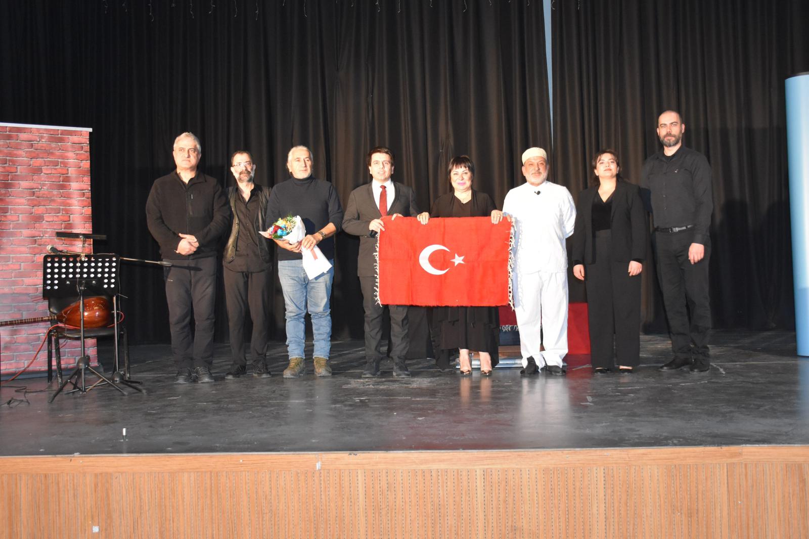 “Bizim Akif” Tiyatro Oyunu Siirt’te Sanatseverlerle Buluştu