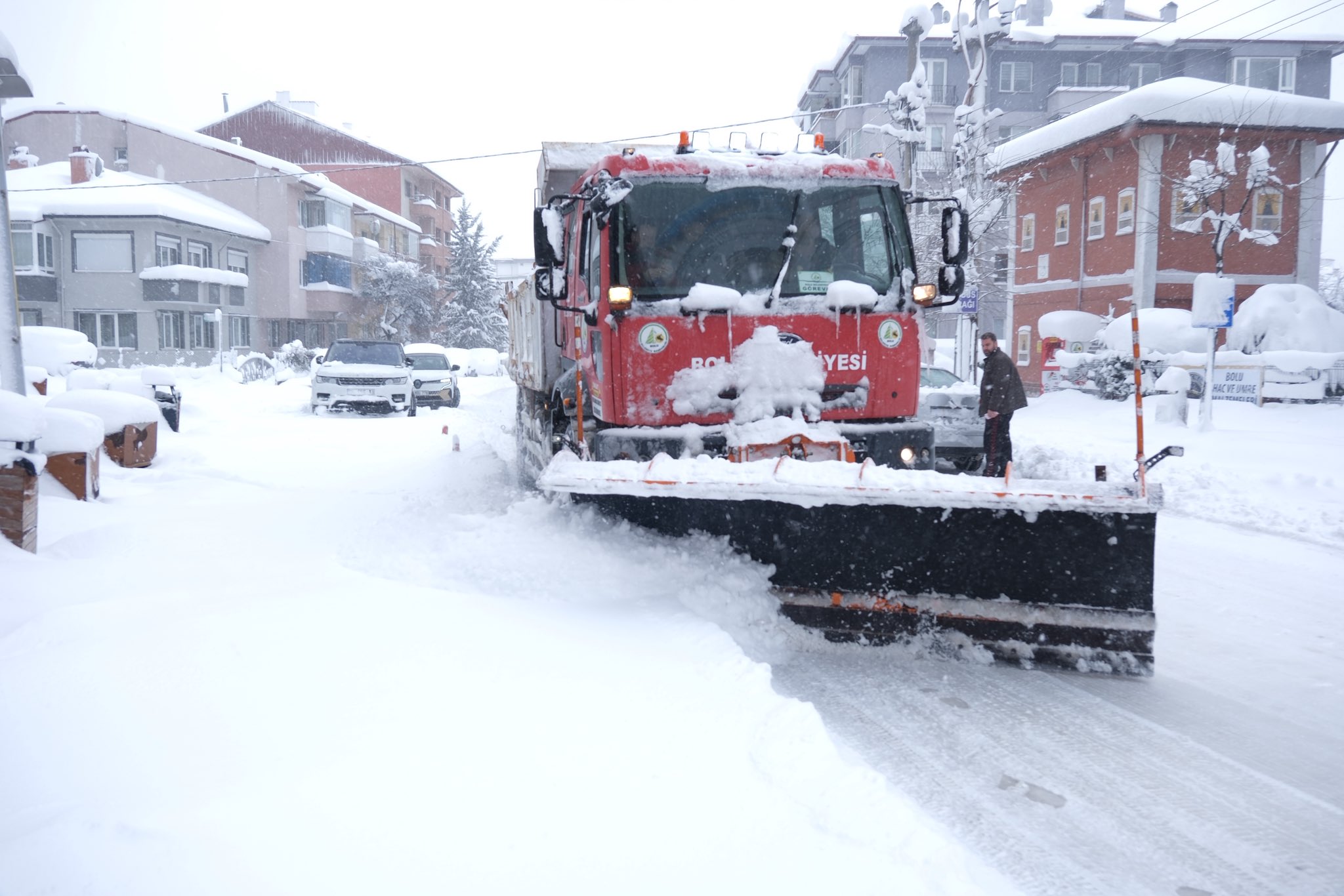 Bolu’da Etkili Olan Yoğun Kar Yağışı Sonrası Belediye Ekipleri Seferber Oldu